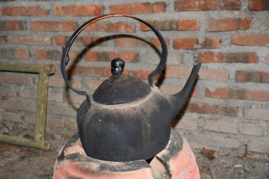 Hayat, tipik Endonezya geleneksel çaydanlığıdır. Kırmızı tuğladan bir arkaplan