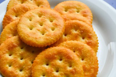 Saf beyaz bir porselen tabağa yerleştirilmiş yuvarlak şekilli hamur işleri. Düz fotoğraf.