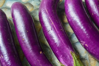 Yukarıdan çekilen fotoğrafta uzun mor patlıcan düz yatıyordu. Tropikal ülke malzemeleri