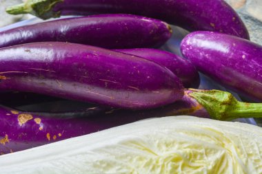 Yukarıdan çekilen fotoğrafta uzun mor patlıcan düz yatıyordu. Tropikal ülke malzemeleri