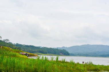 Endonezya 'da bir köydeki bir su manzarasının fotoğrafı