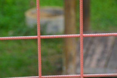 Turistik bölgenin kenarındaki korkulukların manzarasını kapatın. Turistik bölgeyi ormandaki vahşi hayvanlardan korumak için. Kimse yok..