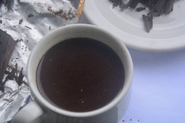 Beyaz bardakta sıcak çikolata içiyorum. Kalın dokusu hala sağlamken içilir, çok lezzetlidir..