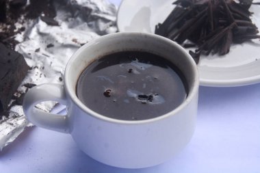 Beyaz bardakta sıcak çikolata içiyorum. Kalın dokusu hala sağlamken içilir, çok lezzetlidir..
