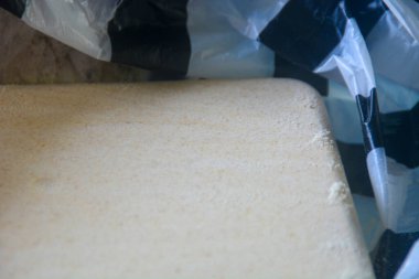 Un küçük beyaz bir tabağa konur. Kimse yok..