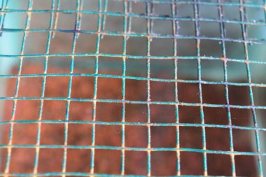 Duvarların yakın görüntüsü hala ahşaptan yapılmış, hala güçlü ve dayanıklı görünüyor..