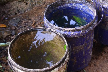 Wonosobo, Endonezya 'daki bir kaynaktan kaynaklanan su deposunu kapatın. Temiz su doğal kaynaklardan gelir ve hiç kirlenmez..