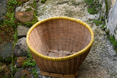 Bambudan örülmüş sepet, pirinç kabı olarak kullanılır.