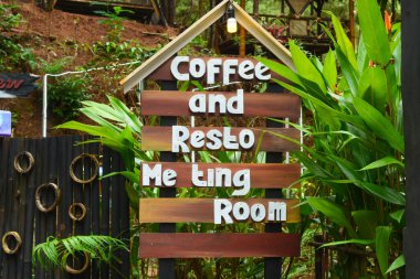 12 Mayıs 2023, bir turist bölgesindeki tabelanın fotoğrafı. Wonosobo, Endonezya