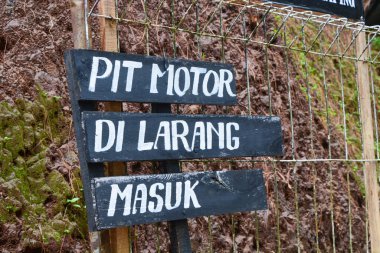 12 Mayıs 2023, bir turist bölgesindeki tabelanın fotoğrafı. Wonosobo, Endonezya