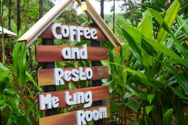 12 Mayıs 2023, bir turist bölgesindeki tabelanın fotoğrafı. Wonosobo, Endonezya