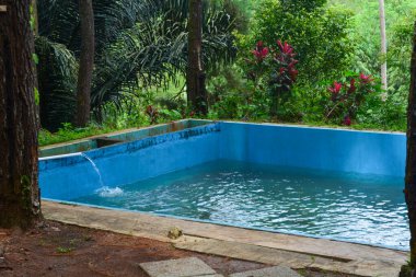 Wonosobo, Endonezya 'daki bir kaynaktan kaynaklanan su deposunu kapatın. Temiz su doğal kaynaklardan gelir ve hiç kirlenmez..