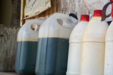 Benzin satan benzin tüccarları benzin bidonları ve şişe kullanıyorlar..