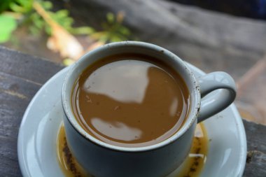 Sabahları bir fincan sıcak kahve ve seramik bardak.