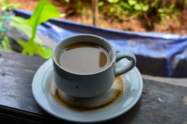 Sabahları bir fincan sıcak kahve ve seramik bardak.