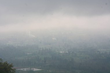 Yukarıdan görülebilen sis, serin. çok soğuk..