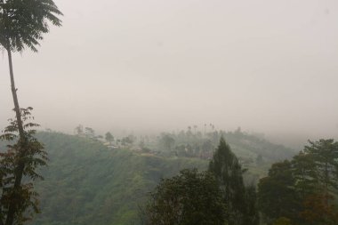 Yukarıdan görülebilen sis, serin. çok soğuk..