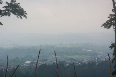 Yukarıdan görülebilen sis, serin. çok soğuk..