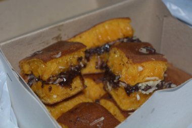 Çikolata ve peynirli tatlı martabak fotoğrafı..