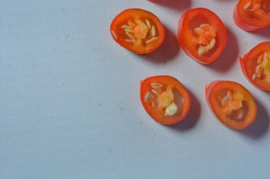 Kırmızı biber sahnesi beyaz arka planda çok sıcak görünüyor. Kimse yok..