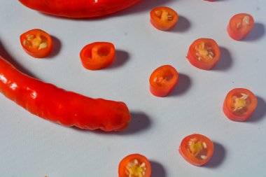 Kırmızı biber sahnesi beyaz arka planda çok sıcak görünüyor. Kimse yok..