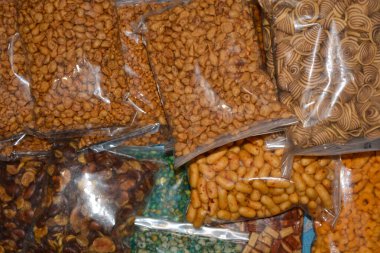 Piyasadaki abur cubur yığınlarının sahne görüntüsü. Kimse yok..