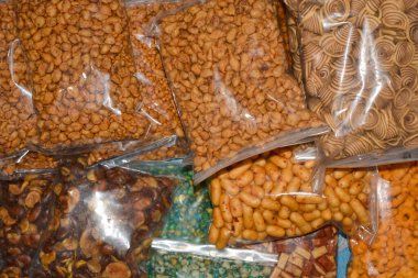 Piyasadaki abur cubur yığınlarının sahne görüntüsü. Kimse yok..