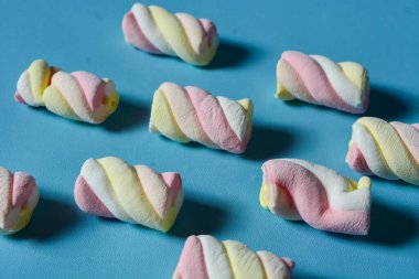 Mavi bir arka planda marşmelov olan arkaplan.