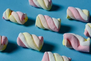 Mavi bir arka planda marşmelov olan arkaplan.