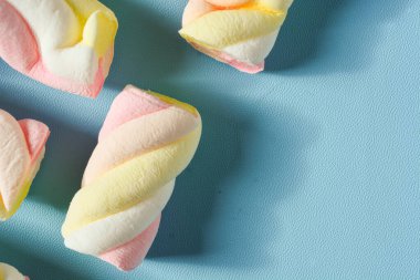 Mavi bir arka planda marşmelov olan arkaplan.