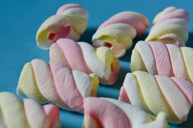 Mavi bir arka planda marşmelov olan arkaplan.