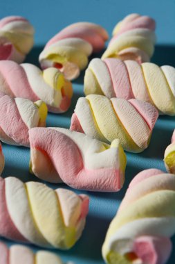 Mavi bir arka planda marşmelov olan arkaplan.