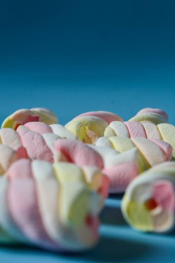 Mavi bir arka planda marşmelov olan arkaplan.