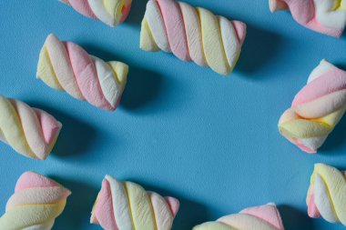 Mavi bir arka planda marşmelov olan arkaplan.