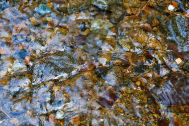 Ağır olmayan su akışı berrak görünüyor.