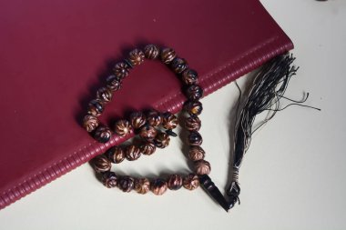 Beyaz arkaplanda kahverengi dua boncuklarının görüntüsünü kapat.