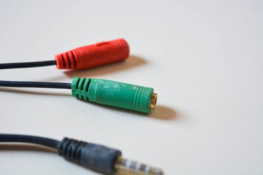 Beyaz arkaplandaki kabloyu uyarla.