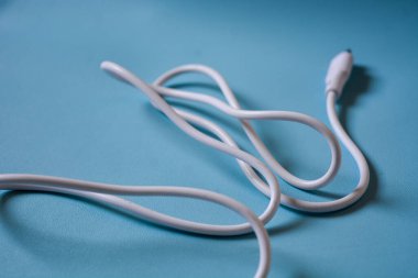 Beyaz katlanır usb ve mikro usb kablosu mavi arkaplanda.