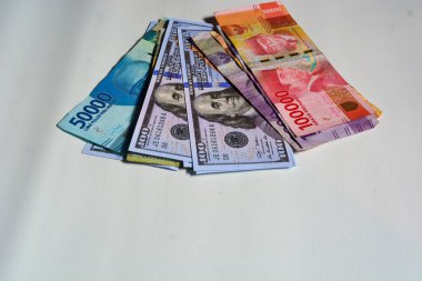 Rupiah para birimi kavramı, altın külçeleri 200 g ve finansal kavramlar