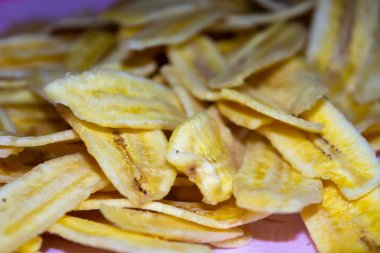 Sarı muz cipslerinden hafif bir aperatif yapmaya yakın.