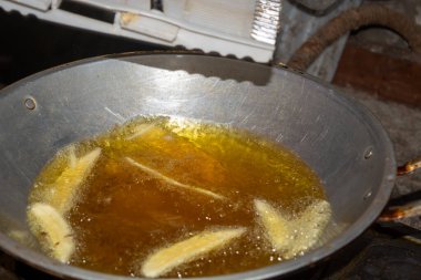 Sarı muz cipslerinden hafif bir aperatif yapmaya yakın.