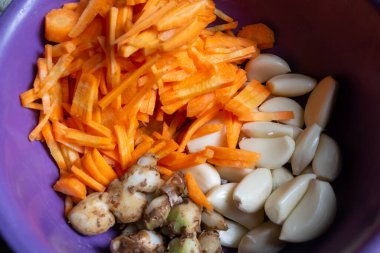Sebze, havuç, sarımsak, patates, zerdeçal.