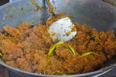 Tipik bir Endonezya yemeği olan hindistan cevizi artıklarından serundeng yapma süreci