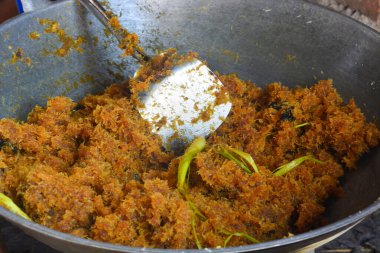 Tipik bir Endonezya yemeği olan hindistan cevizi artıklarından serundeng yapma süreci