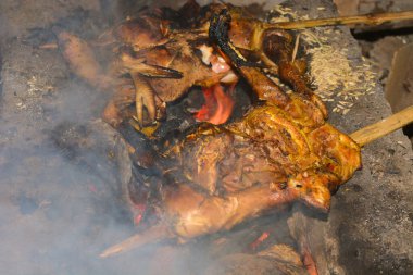 Geleneksel Endonezya yemeği fotoğrafı, dumanla kızartılan bir horoz.
