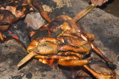 Geleneksel Endonezya yemeği fotoğrafı, dumanla kızartılan bir horoz.