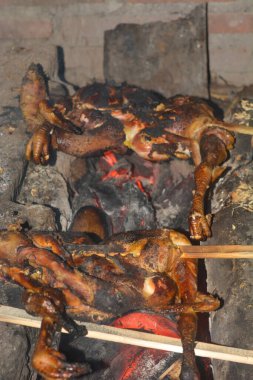 Geleneksel Endonezya yemeği fotoğrafı, dumanla kızartılan bir horoz.