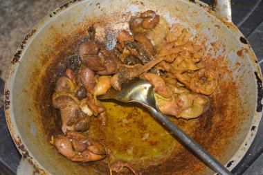 Bir kazanda pişirilen tavuğun fotoğrafı.