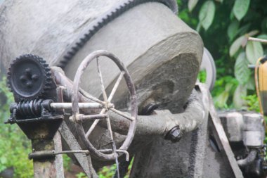 Yapı malzemesi karıştırıcısı fotoğrafı, inşaat için modern ağır ekipman.