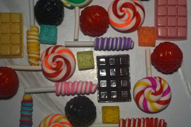 Yaban mersinli, böğürtlenli, çilekli, çikolatalı, pamuk şekerli, şekerli